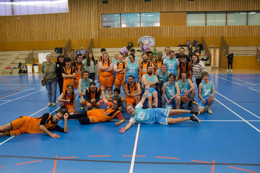 Photo équipe OREA bleue et l'ESCAL à la fin du match. Mars 2025/ Sorinières